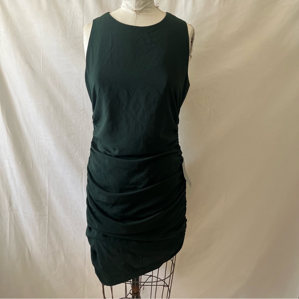 Asymmetrical sleevelessβ green ruched dress
